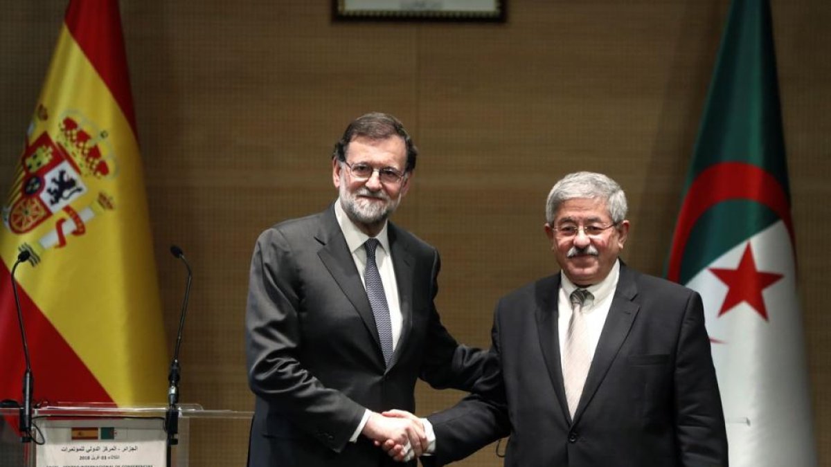 Mariano Rajoy, con el primer ministro argelino Ahmed Ouyahia-JAVIER LIZON (EFE)