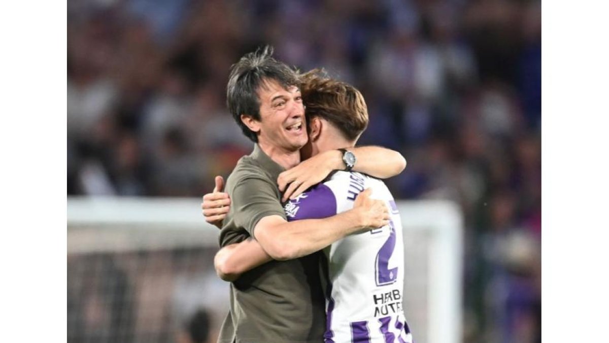 Pacheta celebra con Hugo Vallejo el ascenso. / LA LIGA