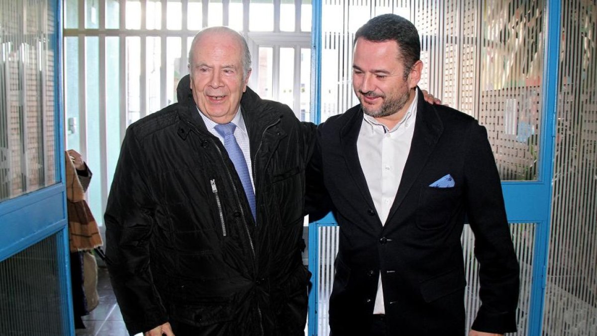 El Procurador del Común, Javier Amoedo (I), acompañado por el presidente de Autismo León, José Ángel Crego (D), visita el centro docente de Autismo León.-ICAL