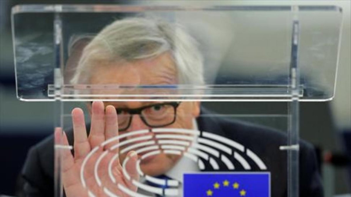 Juncker saluda desde su despacho en Estrasburgo.-VINCENT KESSLER
