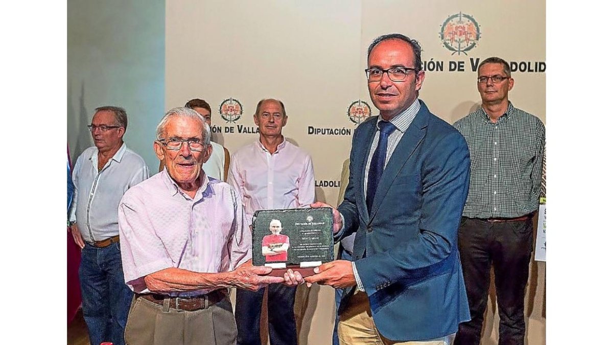 La Diputación homenajeó a Isaías Granado, un atleta que a sus 81 años sigue entrenando y compitiendo con la misma ilusión de siempre.-EM