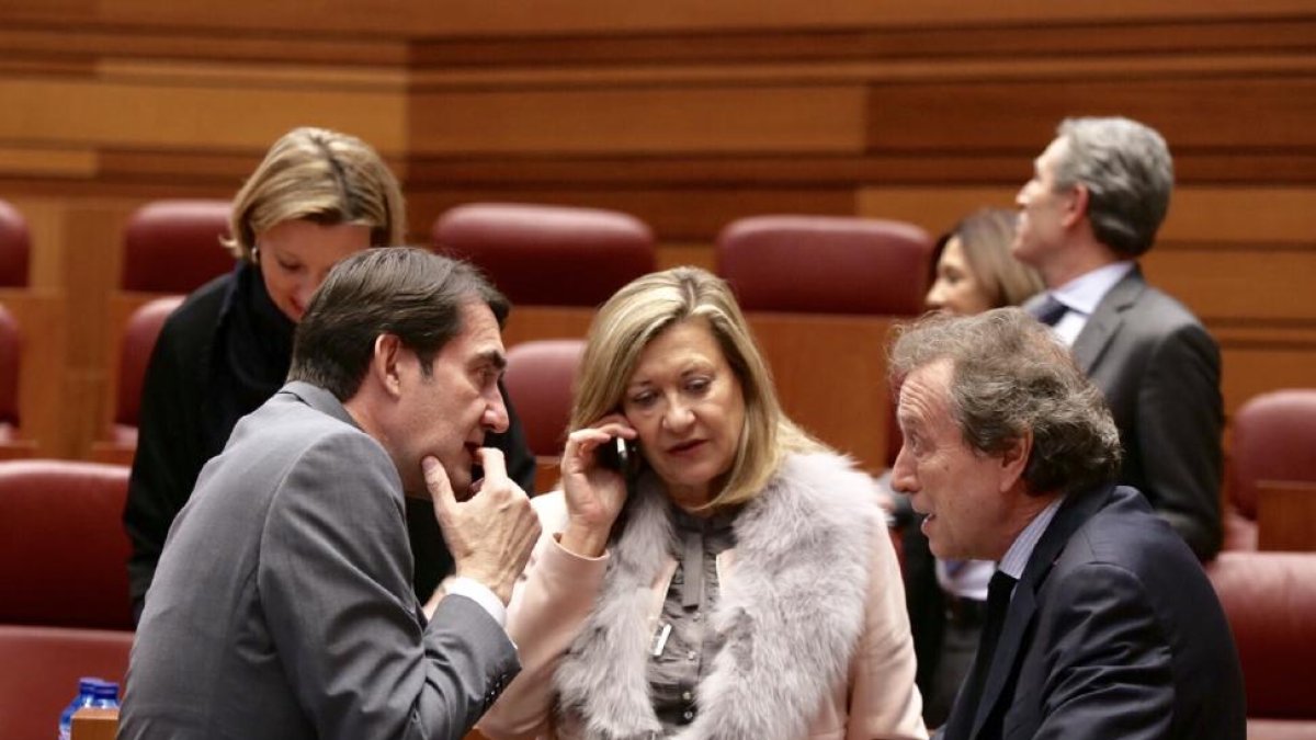 El consejero de Fomento, Juan Carlos Quiñones, junto a la consejera de Hacienda, Pilar del Olmo y el consejero de Presidencia, José Antonio de Santiago Juárez, en el Pleno de las Cortes.-MIRIAM CHACÓN / ICAL