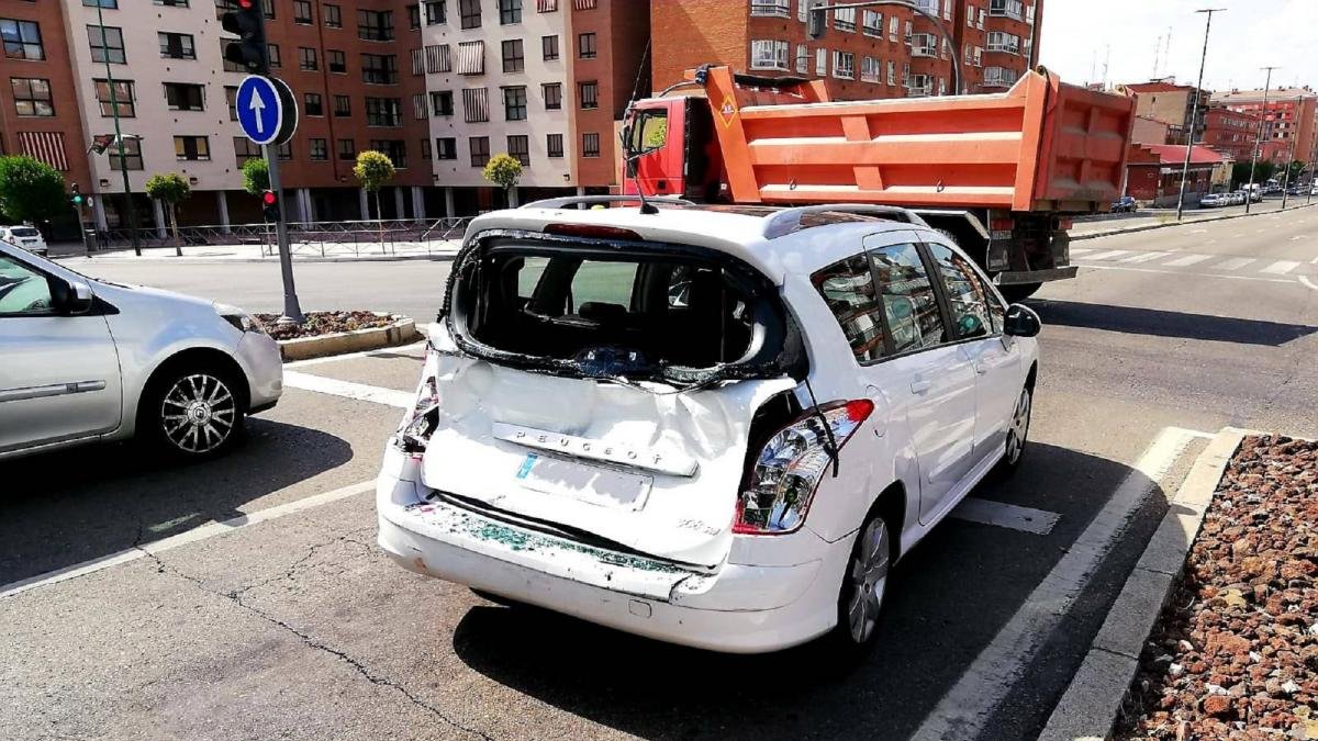 Accidente entre un autobús y un turismo en el paseo Juan Carlos I en el que cinco personas han resultado heridas.-POLICÍA LOCAL