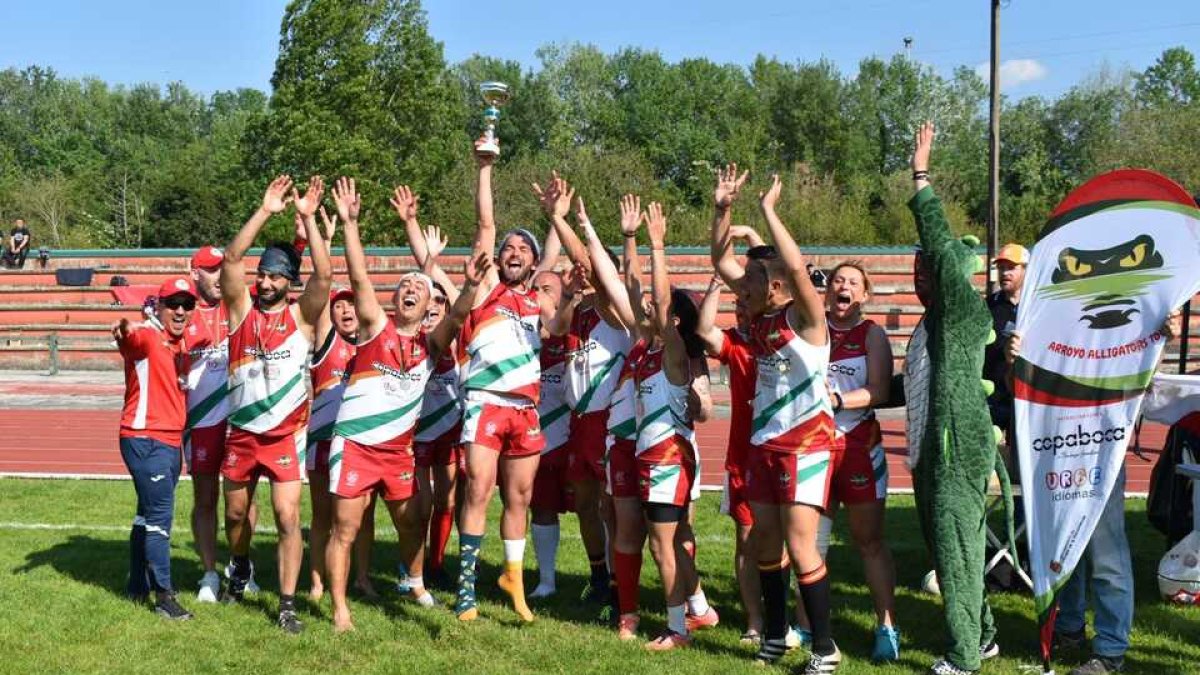 Celebración del subcampeonato y ascenso a Primera del Alligators. / E. M.