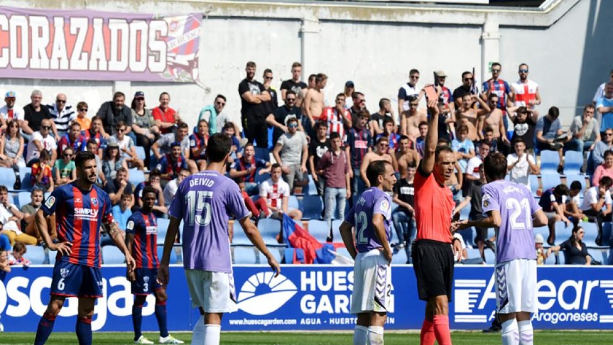 Cuadra Fernández muestra la tarjeta roja a Míchel el domingo en Huesca.-LA LIGA
