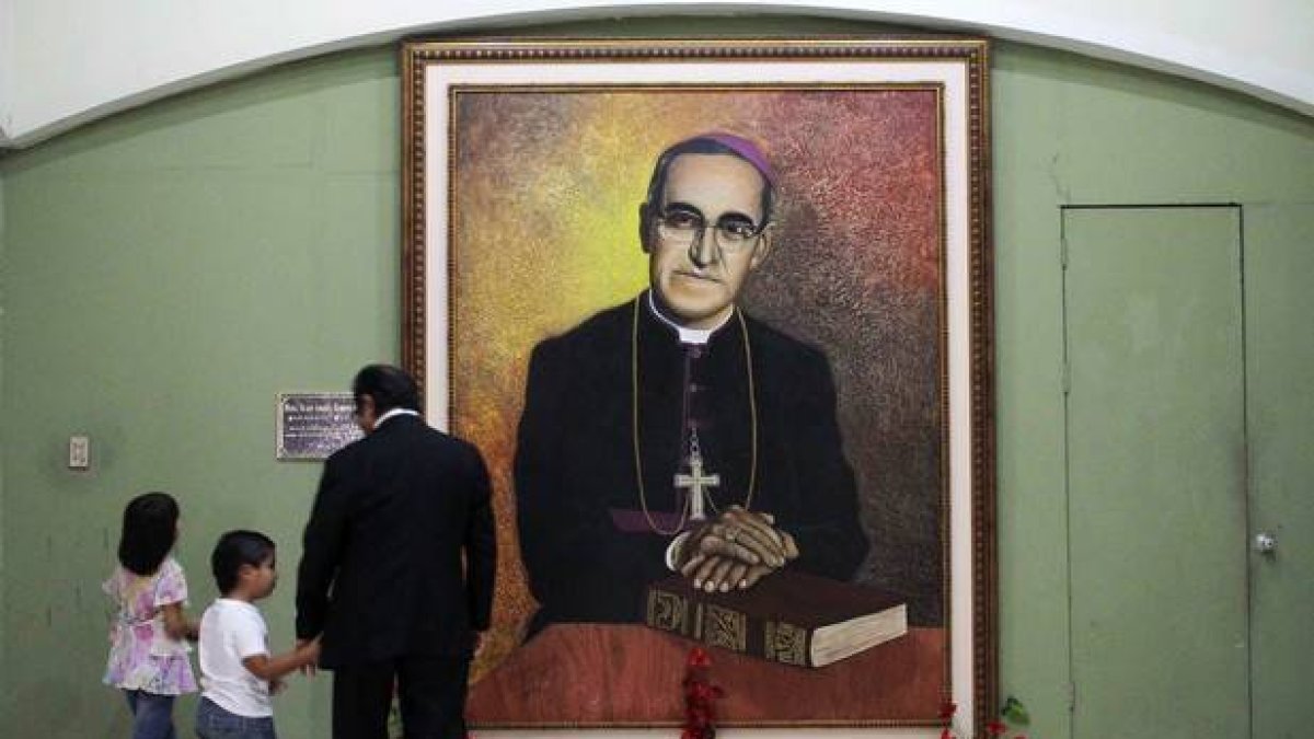 Retrato de monseñor Romero en la catedral de San Salvador.-Foto: STR / AFP
