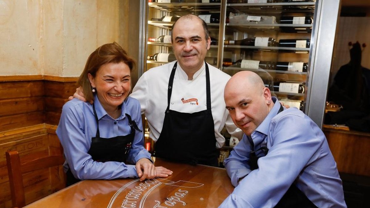 Alicia Castrodeza (i), es la encargada de la bodega; José Ignacio, en el centro, es el Jefe de Cocina; por su parte, Javier, el menor de los hermanos, se encarga de la barra.-J.M. LOSTAU