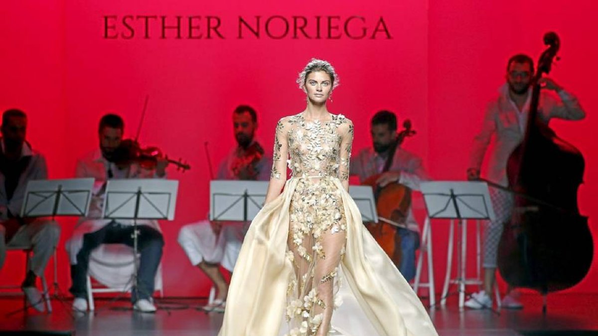 Un instante del desfile de los modelos de la vallisoletana Esther Noriega.-ICAL