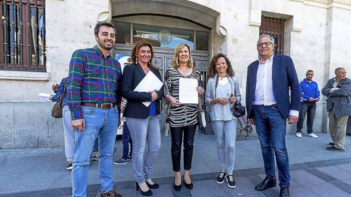 Varios miembros del PP acompañaron a del Olmo a entregar el escrito.-ICAL