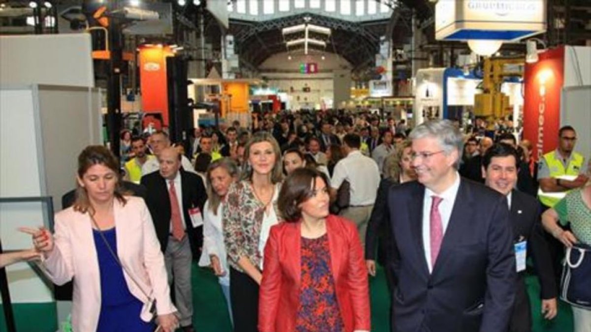 La vicepresidenta del Gobierno, Soraya Sáenz de Santamaría, y el delegado especial del Estado en el Consorci de la Zona Franca de Barcelona, Jordi Cornet, en la clausura de la feria SIL del 2016.-NACHO VAQUERO