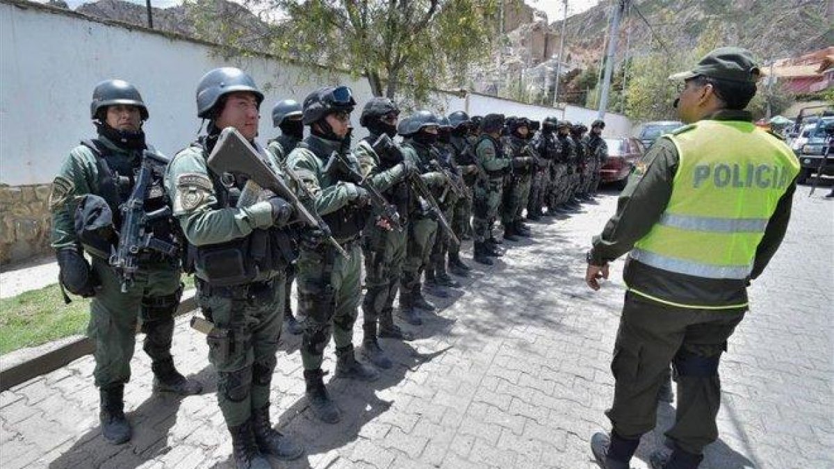 Operativo policiaco en la Embajada de México en Bolivia.-EFE