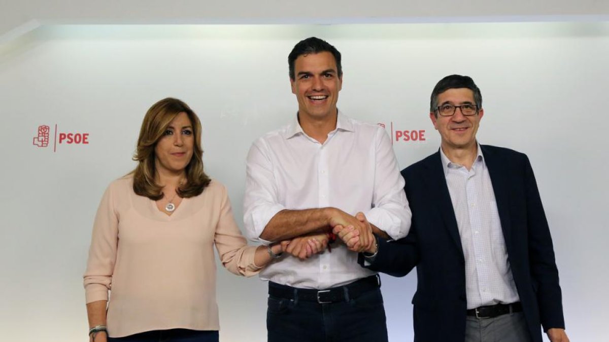 La última imagen de Pedro Sánchez y Susana Díaz juntos, junto a Patxi López, tras conocerse el resultado de las primarias.-JUAN MANUEL PRATS