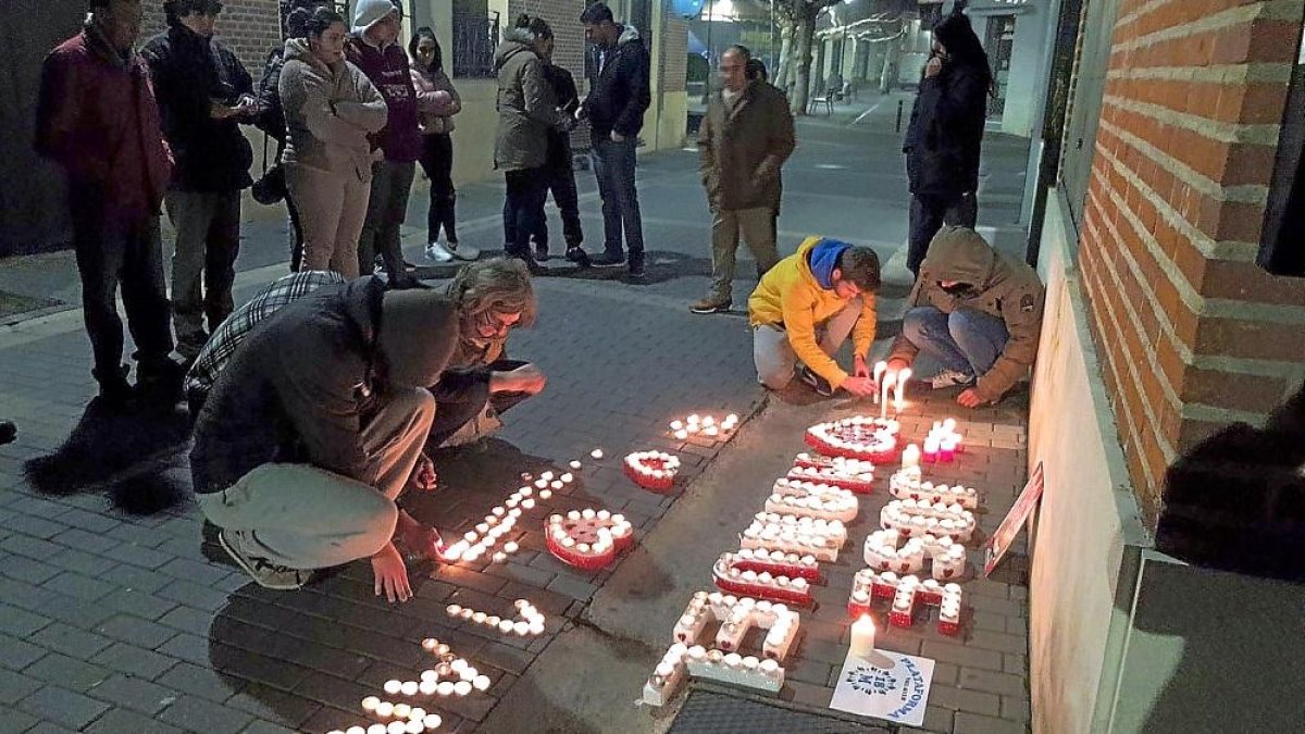 Vecinos encienden velas en memoria de José Manuel, ayer.-EL MUNDO