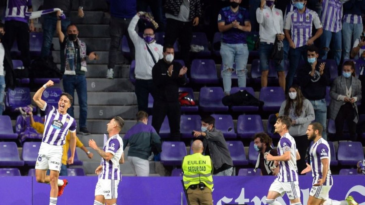 Celebración del gol de Aguado. / E.M.