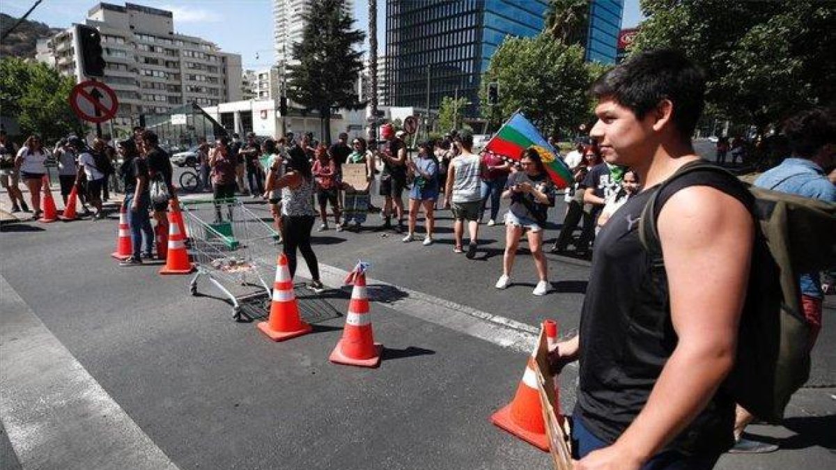 Marchas y protestas cerca de la casa de Sebastián Piñera en Santiago de Chile.-EFE
