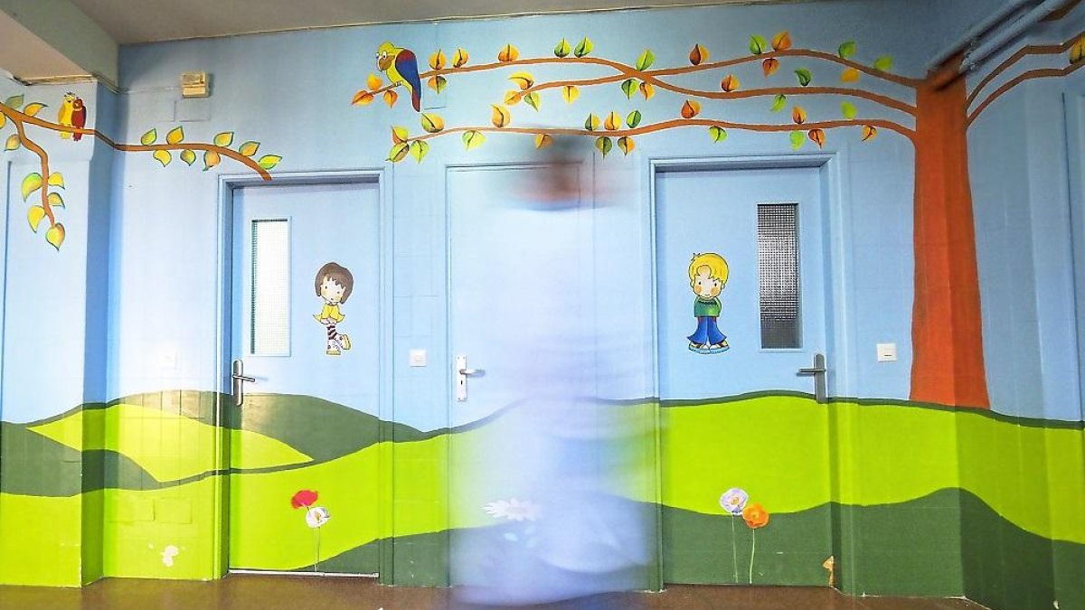 El dibujo de un niño y una niña en las puertas de los aseos de un colegio de la provincia de Valladolid.-M.A.S. (PHOTOGENIC)