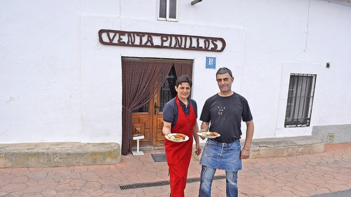 Mercedes y Juan Luis, condos de sus clásicos platos de huevos fritos frente a Venta Pinillos.-