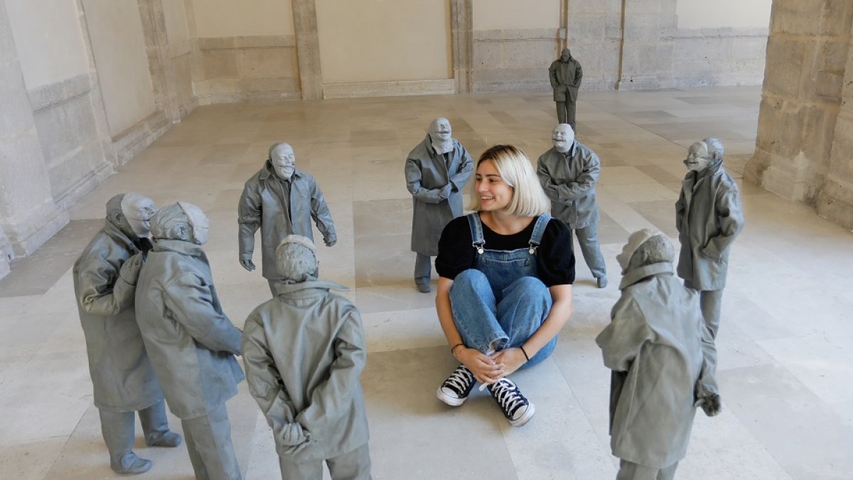 Una mujer contempla parte de la obra de Juan Muñoz.  J. M. LOSTAU