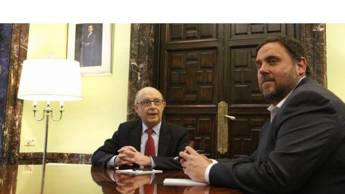 El ministro de Hacienda, Cristóbal Montoro, y el conseller de Economia, Oriol Junqueras, en el Ministerio en marzo del 2016.-AGUSTÍN CATALÁN