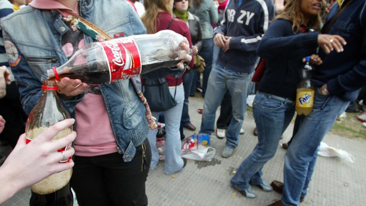 Imagen genérica de jóvenes haciendo botellón.-MIRIAM CHACÓN / ICAL