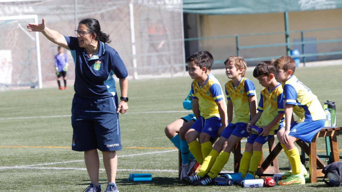 Equipo participante en un torneo prebenjamín organizado por el Betis. /LOSTAU