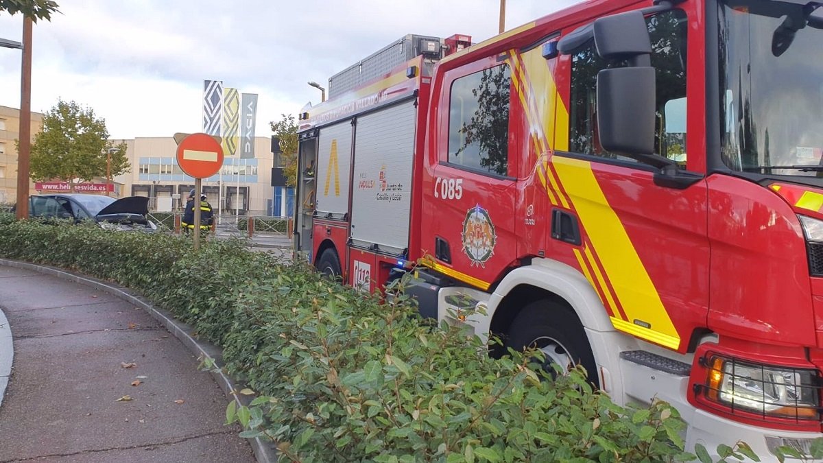 Bomberos de la Diputación de Valladolid extinguen el incendio producido en un turismo en Arroyo de la Encomienda - BOMBEROS DIPUTACIÓN DE VALLADOLID