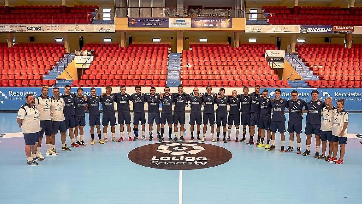 La foto de familia del Recoletas Atlético Valladolid en su primer día de entrenamiento en Huerta del Rey.-PABLO REQUEJO