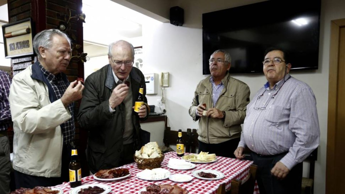 Los asistentes al acto prueban los productos de León en la presentación a las Sociedades Gastronómicas de Bilbao-Ical