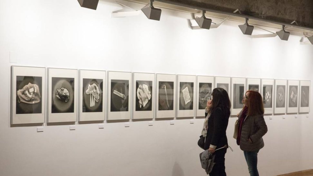 Inauguración de la exposición 'Memorial. Fotografía, Memoria y Archivo en el Perú del siglo XX', en la sala del patio de escuelas de la Universidad de Salamanca.-ICAL