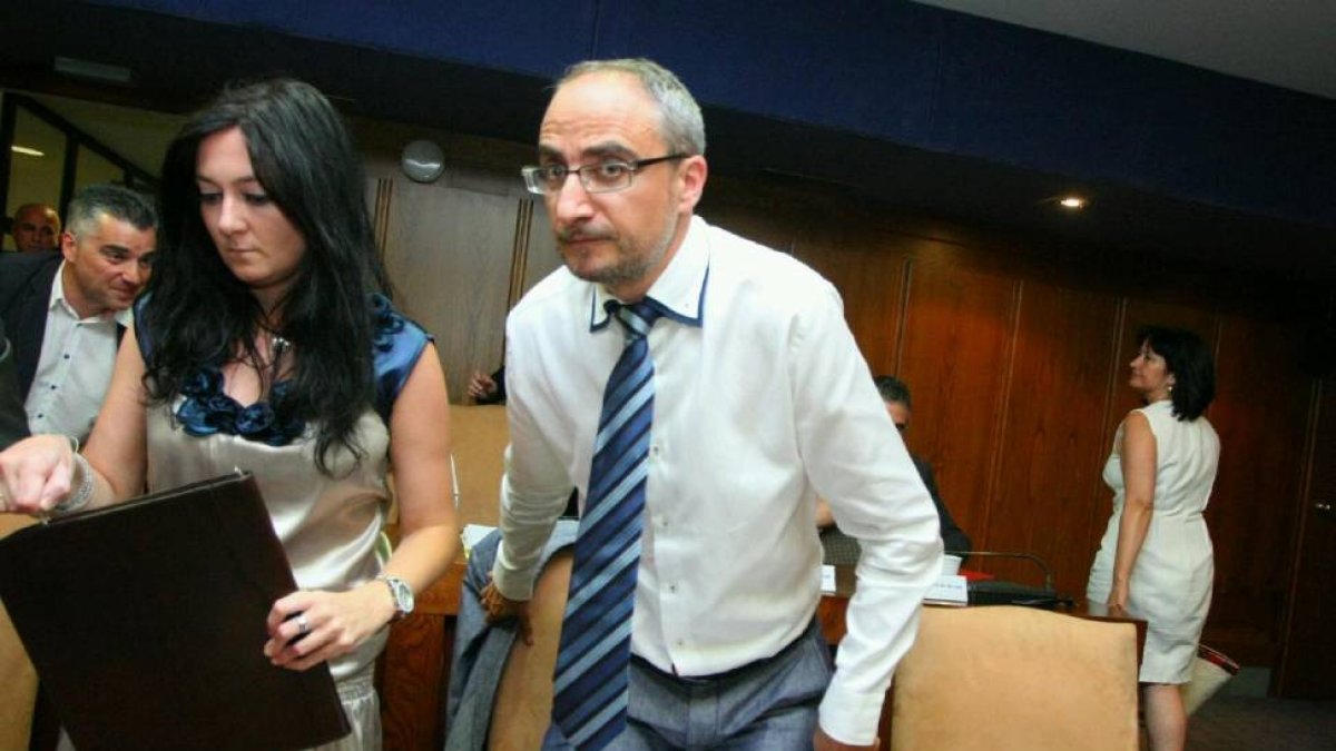 La ex portavoz del PSOE del Ayuntamiento de Ponferrada, Ángela Marqués (D), abandona sola el pleno de organización y retribuciones del consistorio ponferradino a su finalización. A su izquierda, el nuevo portavoz del grupo socialista, Operario Ramón (C), -ICAL