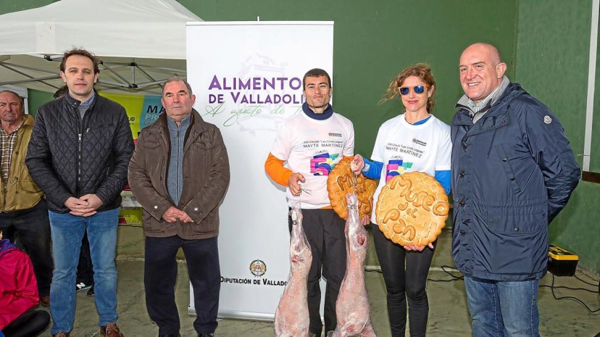 Turrado y Torres, junto a Carnero y los patrocinadores de los trofeos.-E. M.