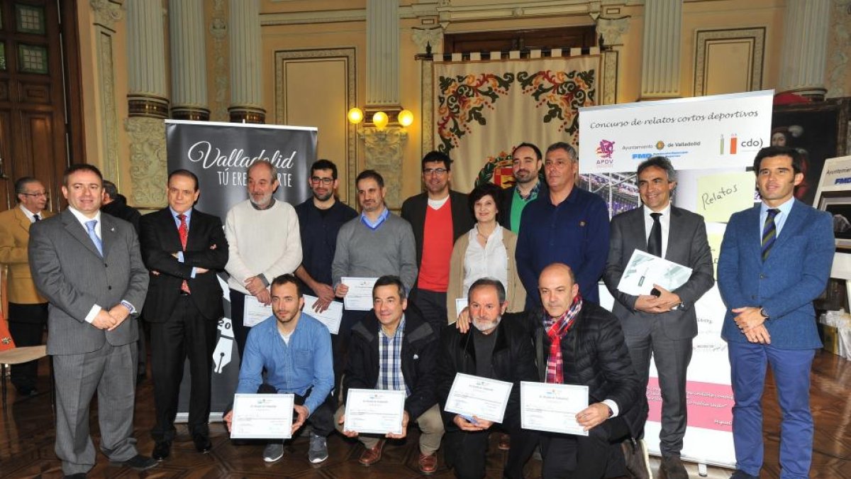 Foto de familia de los ganadores de los concursos de fotografía y relatos.-EM