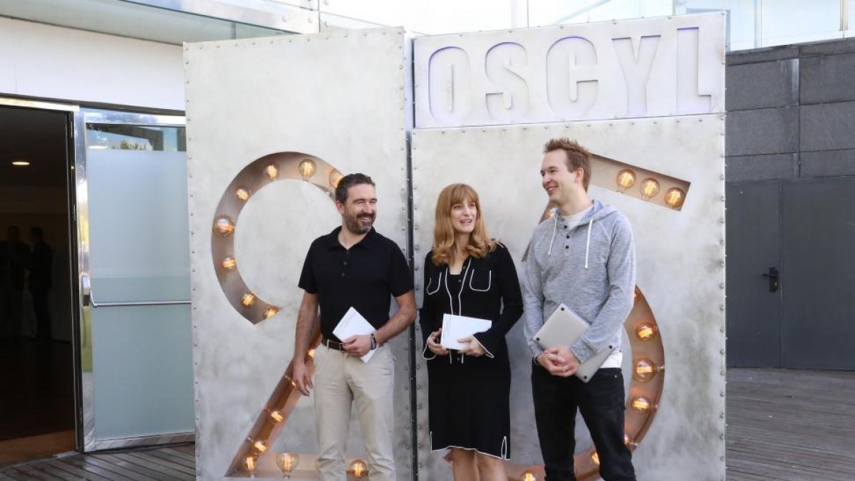 La directora general de Políticas Culturales, Mar Sancho; el director titular de la OSCyL, Andrew Gourlay, y el director artístico y técnico, Jordi Gimeno, presentan la programación de la temporada 2016-2017 de la Orquesta Sinfónica de Castilla y León.-ICAL