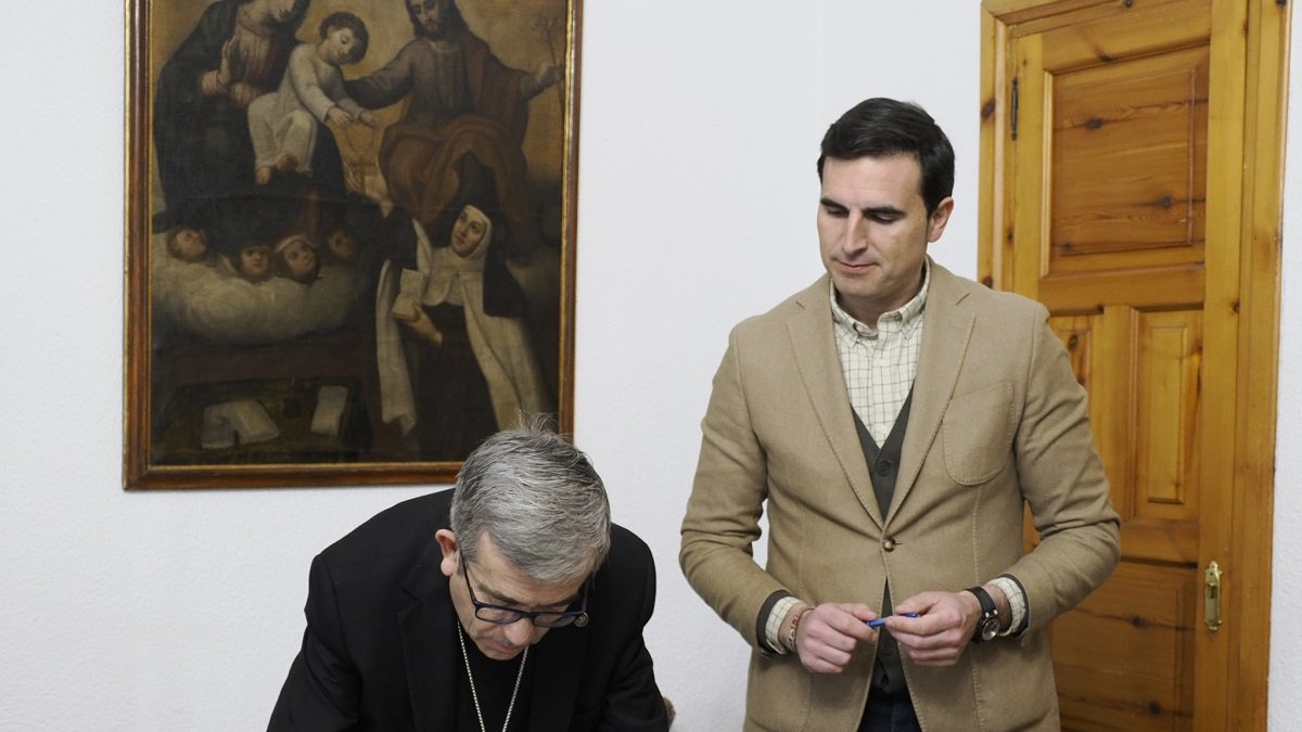 El arzobispo Luis Argüello junto a Guzmán Gómez, alcalde de Medina del Campo.