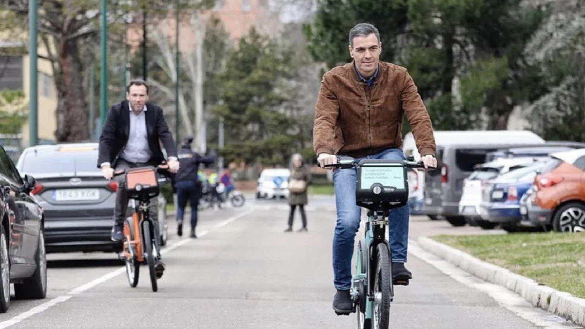 Sánchez y Óscar Puente probando las nuevas bicicletas 'Biki'.- @TRASNSXTE
