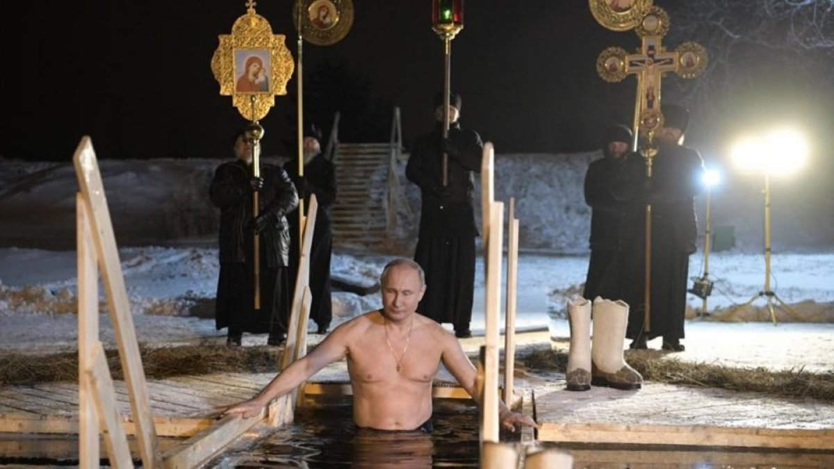 El presidente ruso, Vladimir Putin, se sumerge en aguas heladas para celebrar la Epifanía, rito religioso ortodoxo.-/ AP / ALEXEI DRUZHININ