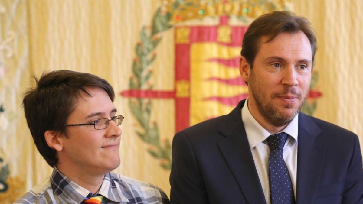 El alcalde de Valladolid, Óscar Puente, junto al presidente de LGTB+ de Castilla y León, Ignacio Paradero, presentan los actos del Día del Orgullo-ICAL