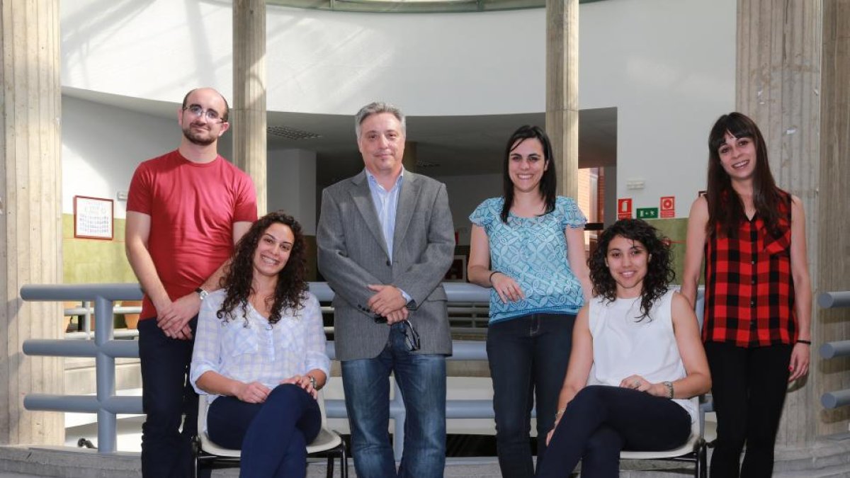 Antonio José Molina, Verónica Dávila, Vicente Martín, Tania Fernández, Lidia García y Laura Vilorio en las instalaciones de la Universidad de León.-EL MUNDO