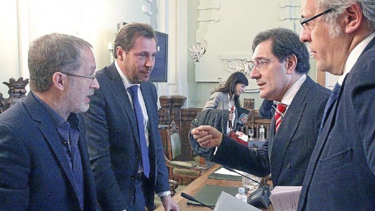 Saravia, Puente, Enríquez y Martínez Bermejo conversan tras acabar el pleno.-J. M. Lostau