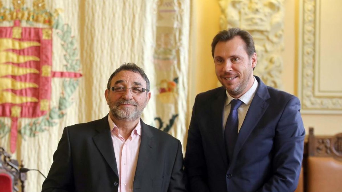El alcalde de Valladolid, Óscar Puente, entrega al alcalde de Villalar de los Comuneros, Luis Alonso Laguna, uno de los Premios 'Piñones de Oro', que otorga la Casa de Valladolid en Madrid-Ical