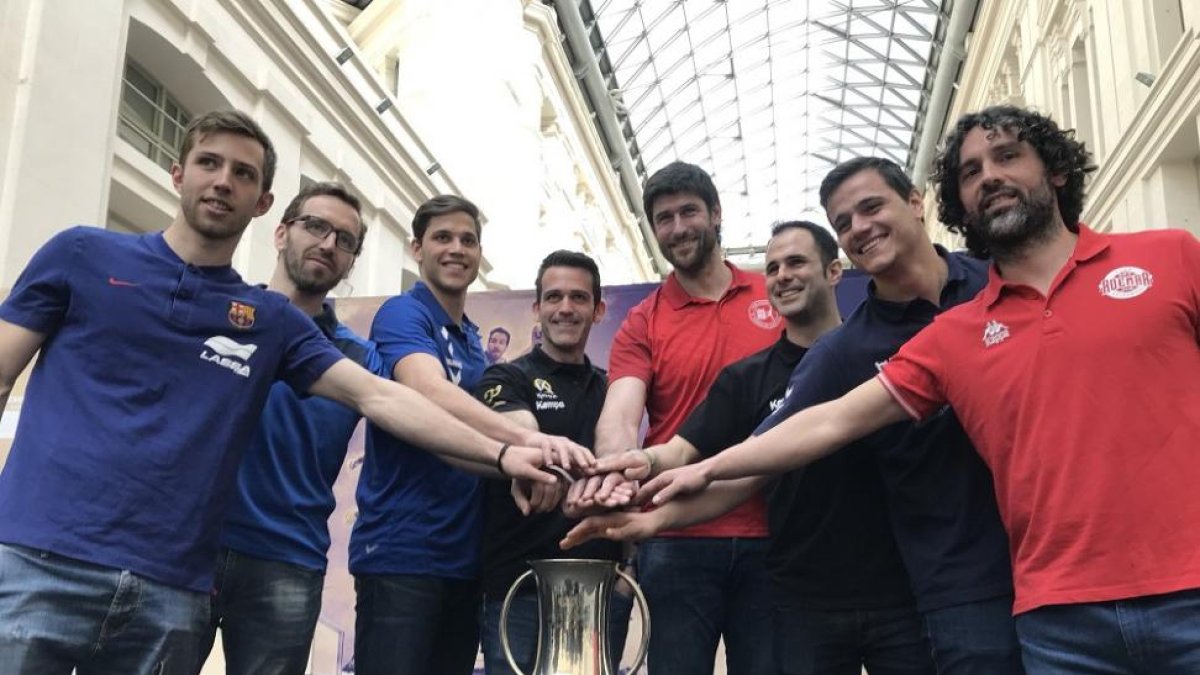 Los representantes de todos los equipos participantes en la Copa posan con el trofeo.-EL MUNDO