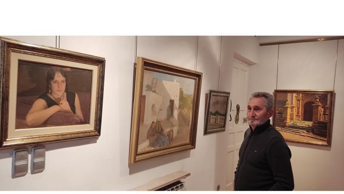 Miguel Ángel García contempla obras de Nieto, García Benito y Castilviejo.