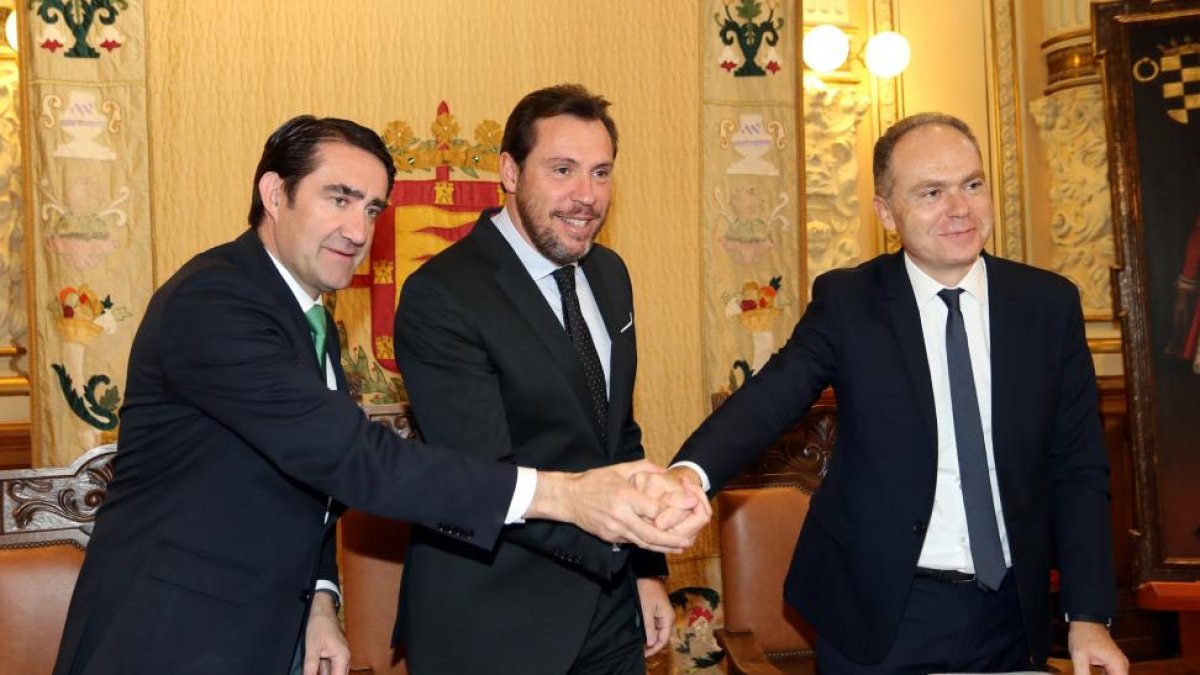 El alcalde de Valladolid, Óscar Puente (C), el consejero de Fomento, Juan Carlos Suárez-Quiñones (I), y el presidente de Adif, Juan Bravo.-EUROPA PRESS