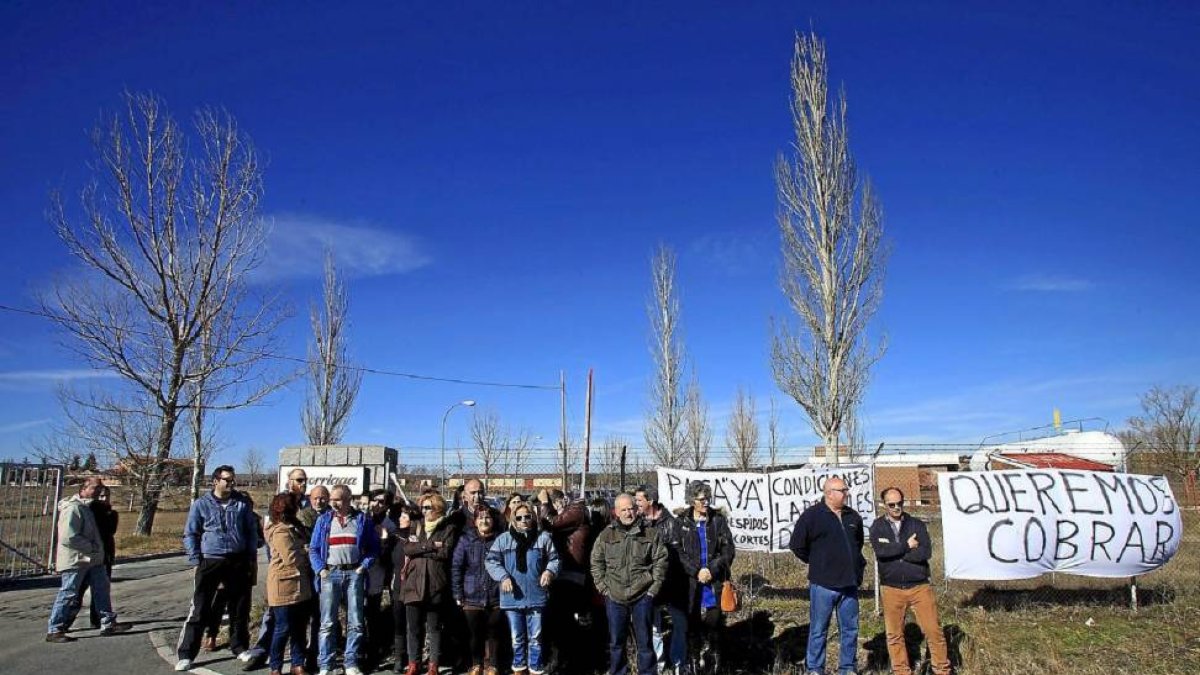 Imagen del primer día de movilizaciones de los trabajadores de Elgorriaga a la entrada de la fábrica-M. Martín
