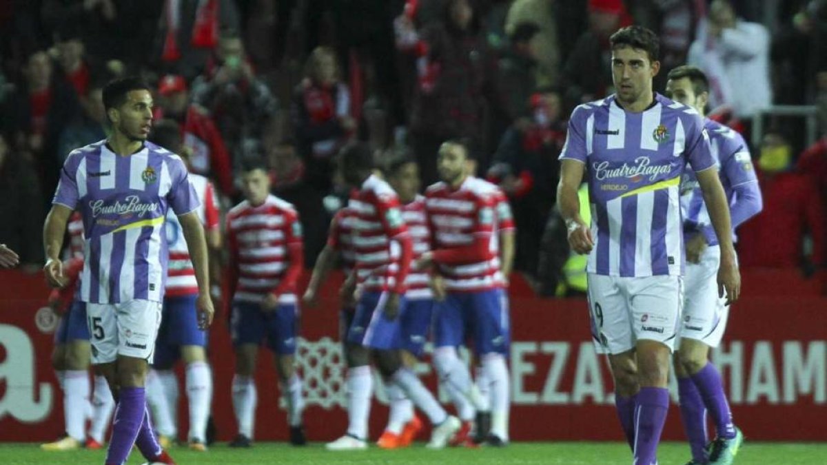 Anuar, Mata y Kiko Olivas, cabizbajos tras el gol del Granada en Los Cármenes el pasado viernes.-PHOTO-DEPORTE