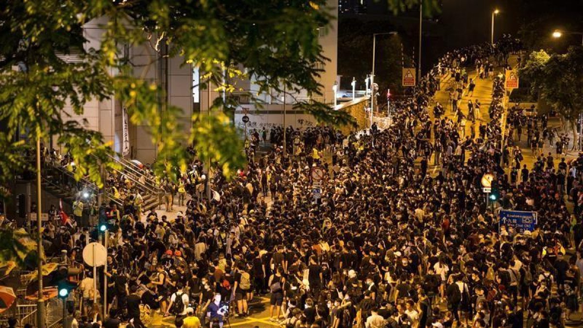 Miles de manifestantes protestan frente a un cuartel de policía, este miércoles en Hong Kong (China).-JEROME FAVRE/ EFE
