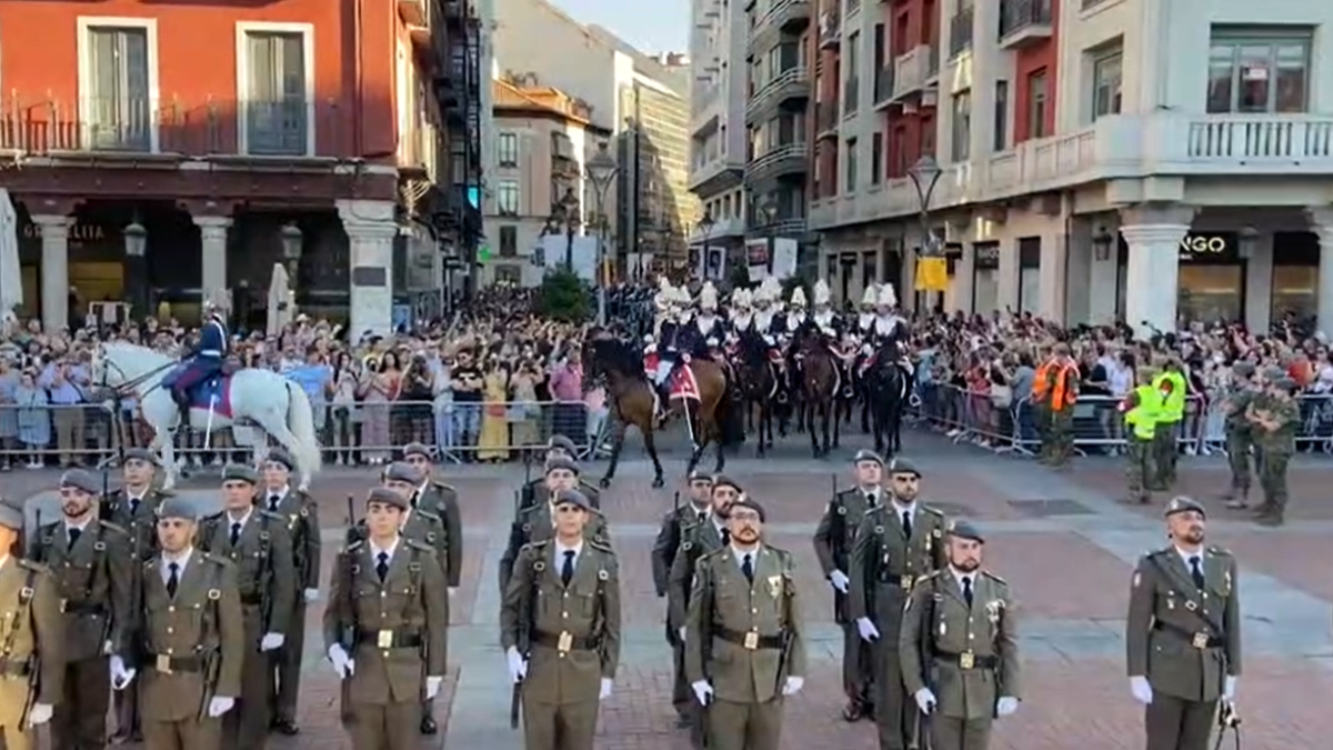 Miles de personas arropan en Valladolid el homenaje militar a Santiago Apóstol, patrón del Arma de Caballería