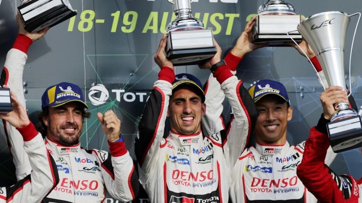 Fernando Alonso, Sebastien Buemi y Kazuki Nakajima, vencedores, luegos descalificados, de las 6 Horas de Silverstone. /-EFE / JAMES MOY