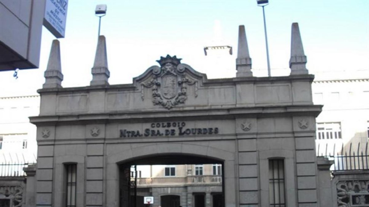 Entrada al colegio Nuestra Señora de Lourdes de Valladolid.- E. M.