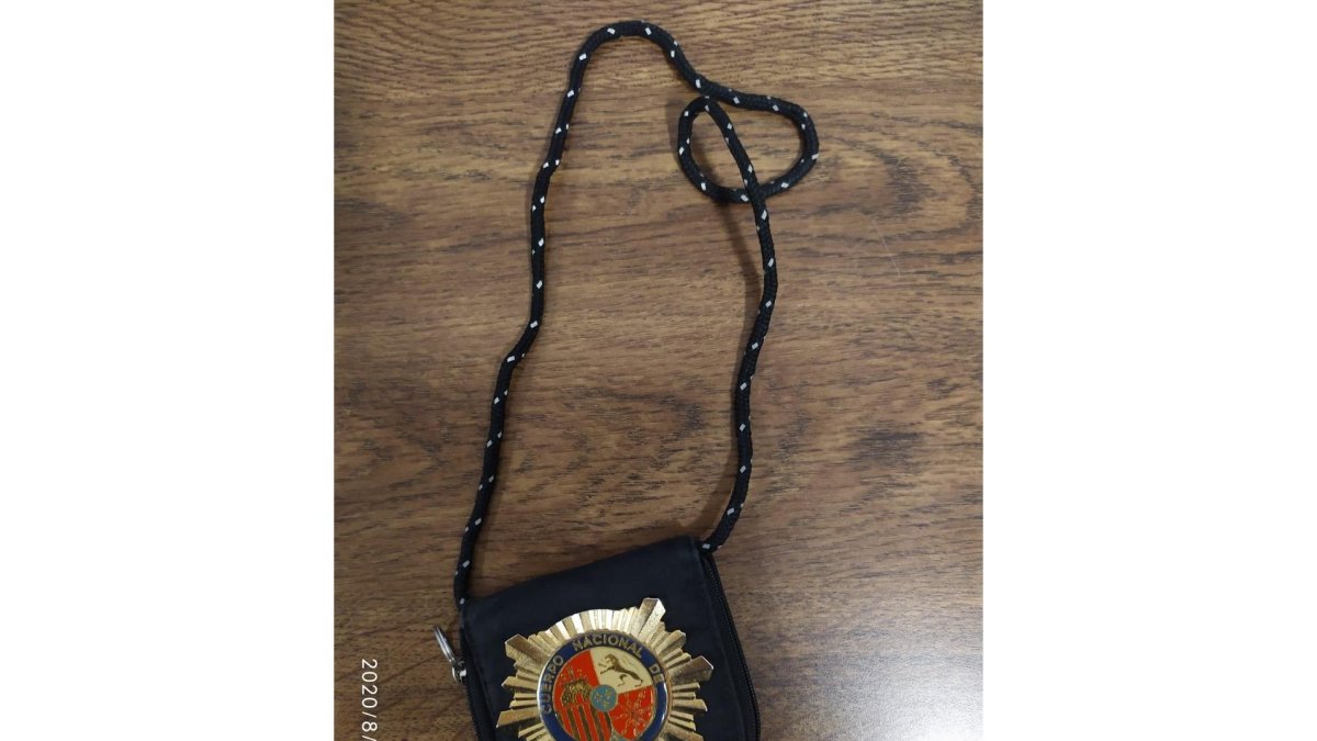 Placa de Policía falsa hallada en el interior de un vehículo. - @POLICIAVLL